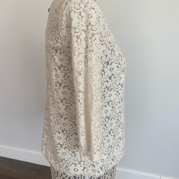 Scoop neck mid length sleeve top with flower embroidered pattern - Picture 2 of 4